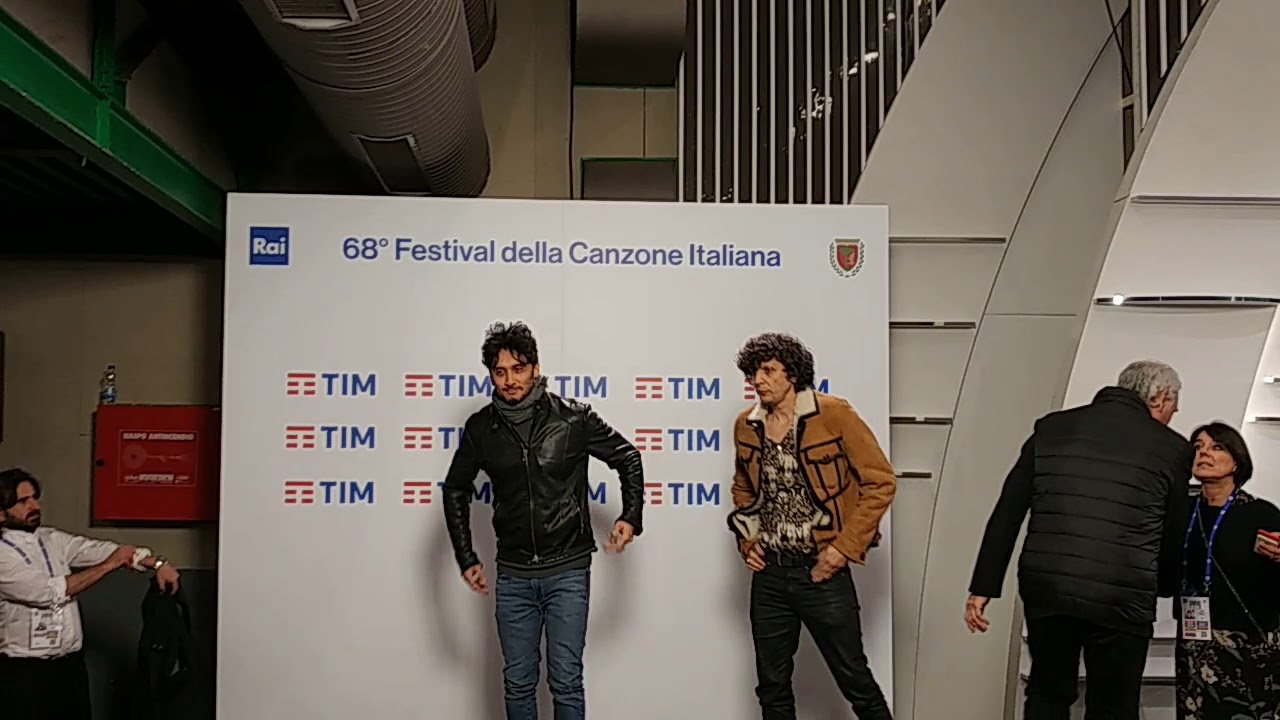 Photocall Ermal Meta e Fabrizio Moro provano a sfuggire ai fotografi