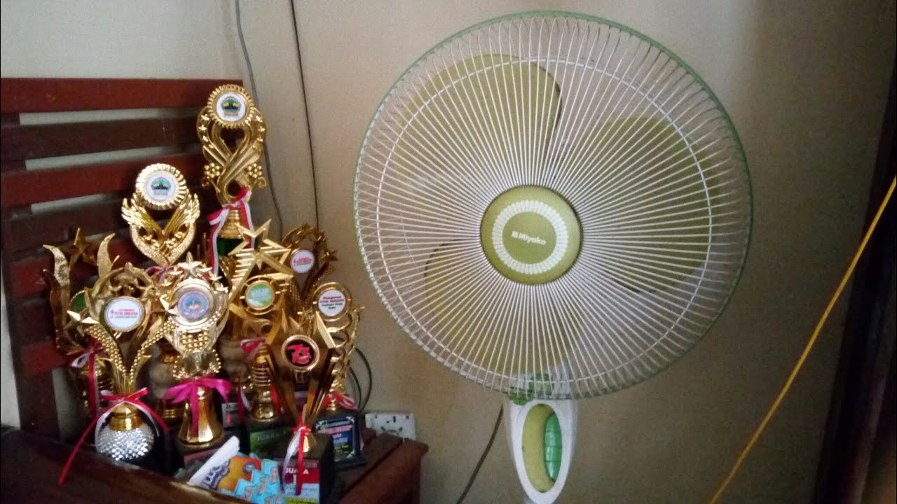 Menghidupkan Kipas angin Miyako Stand Fan di Ruang Tamu - ventilador