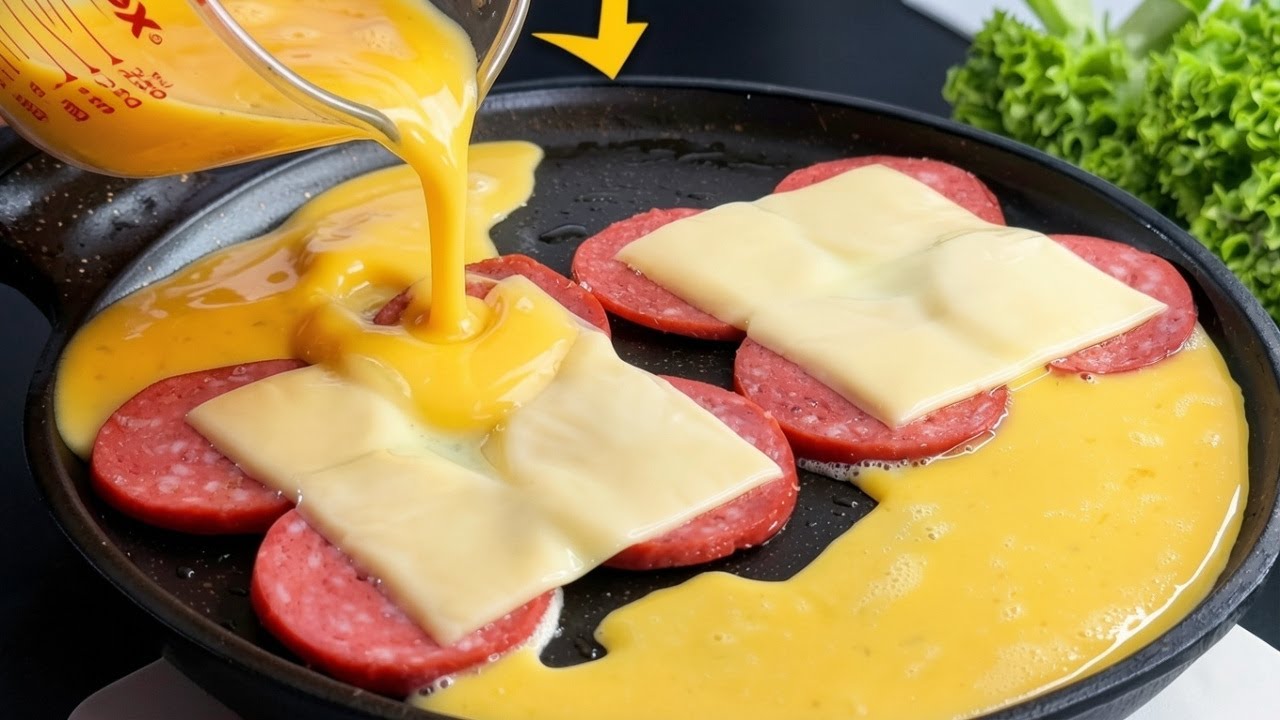 Schlag ein Ei in die Pfanne und leg Toast dazu! Geniales Frühstück mit Wurst! 🍳🥪