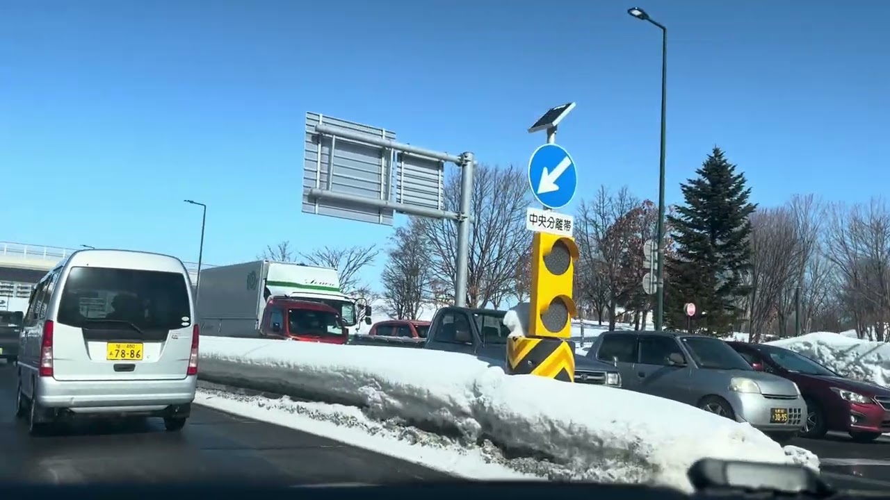 雪が残る市街地｜春待ちドライブ
