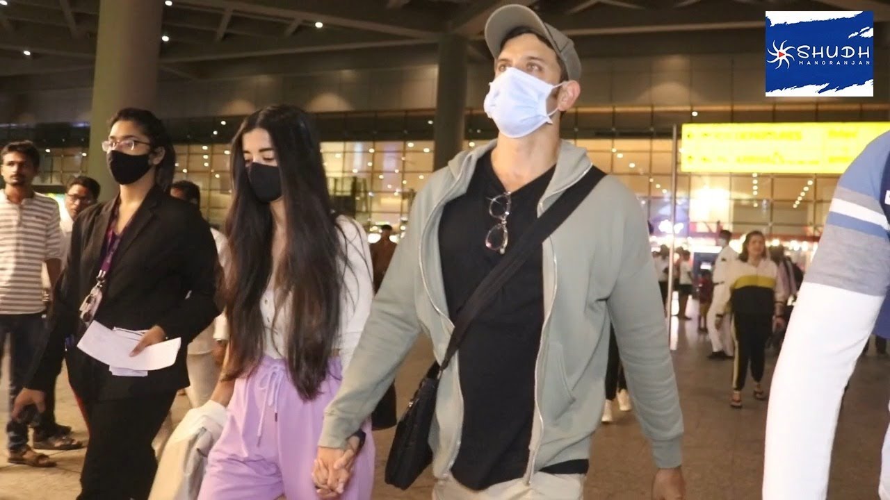 Hirithik Roshan Girlfriend Saba Azad के साथ हाथों में हाथ डाले Mumbai Airport पर आयर नज़र