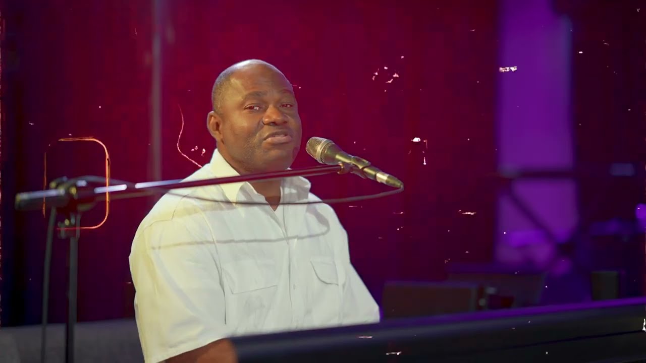L' Agneau qui sort du Lion (La Main) -  Père Abraham OMBA WANDJA (Clip Officiel)