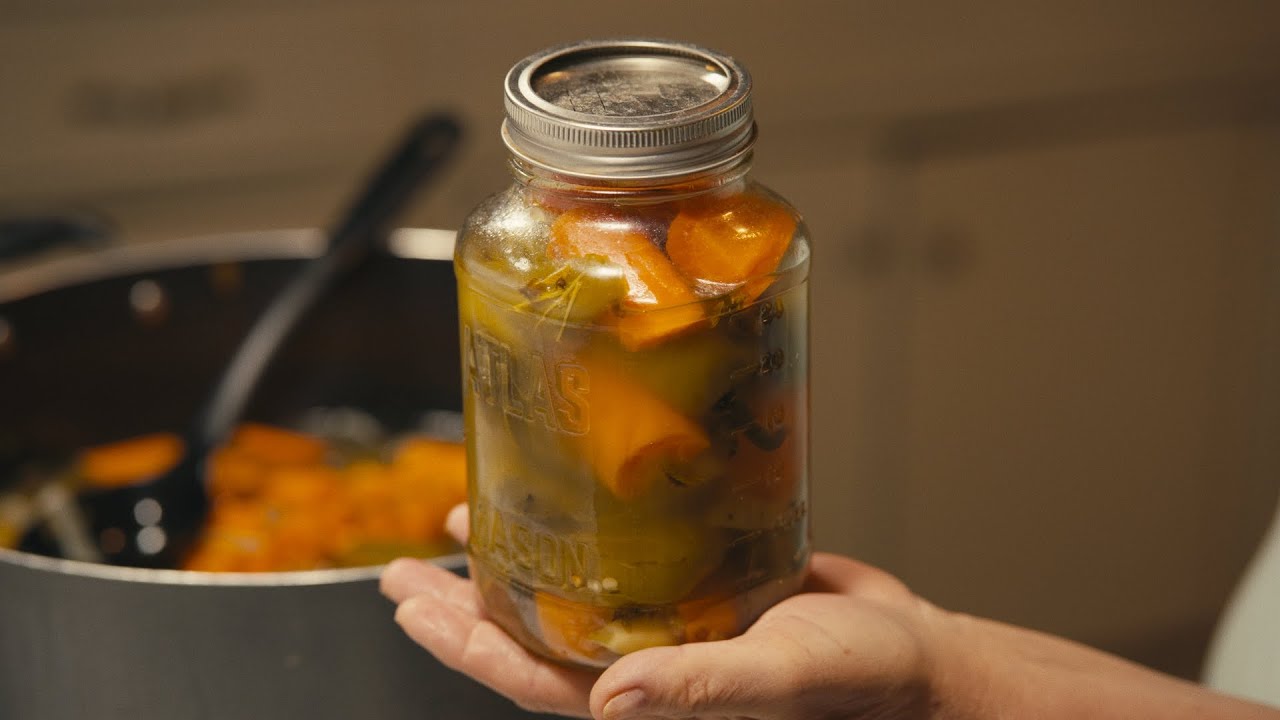 Preparando Chiles en Escabeche (Pickled Jalapeños)
