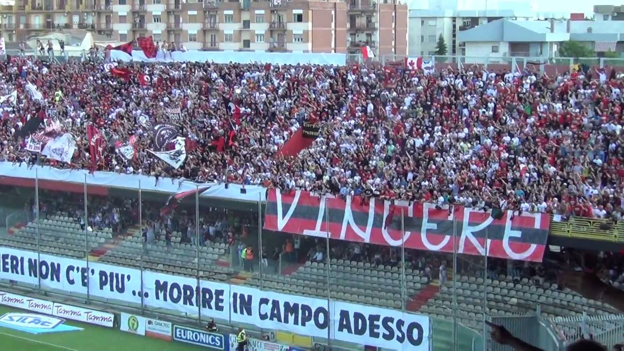 Foggia-Pisa, i giocatori si riscaldano e Gattuso se la prende con l'idrante
