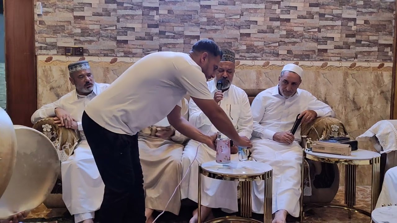 المنشد عبدالوهاب العباسي قصيدة لجلبنك ياليلي بالف تجليبه واصلي عالحبيب السكان بطيبه.