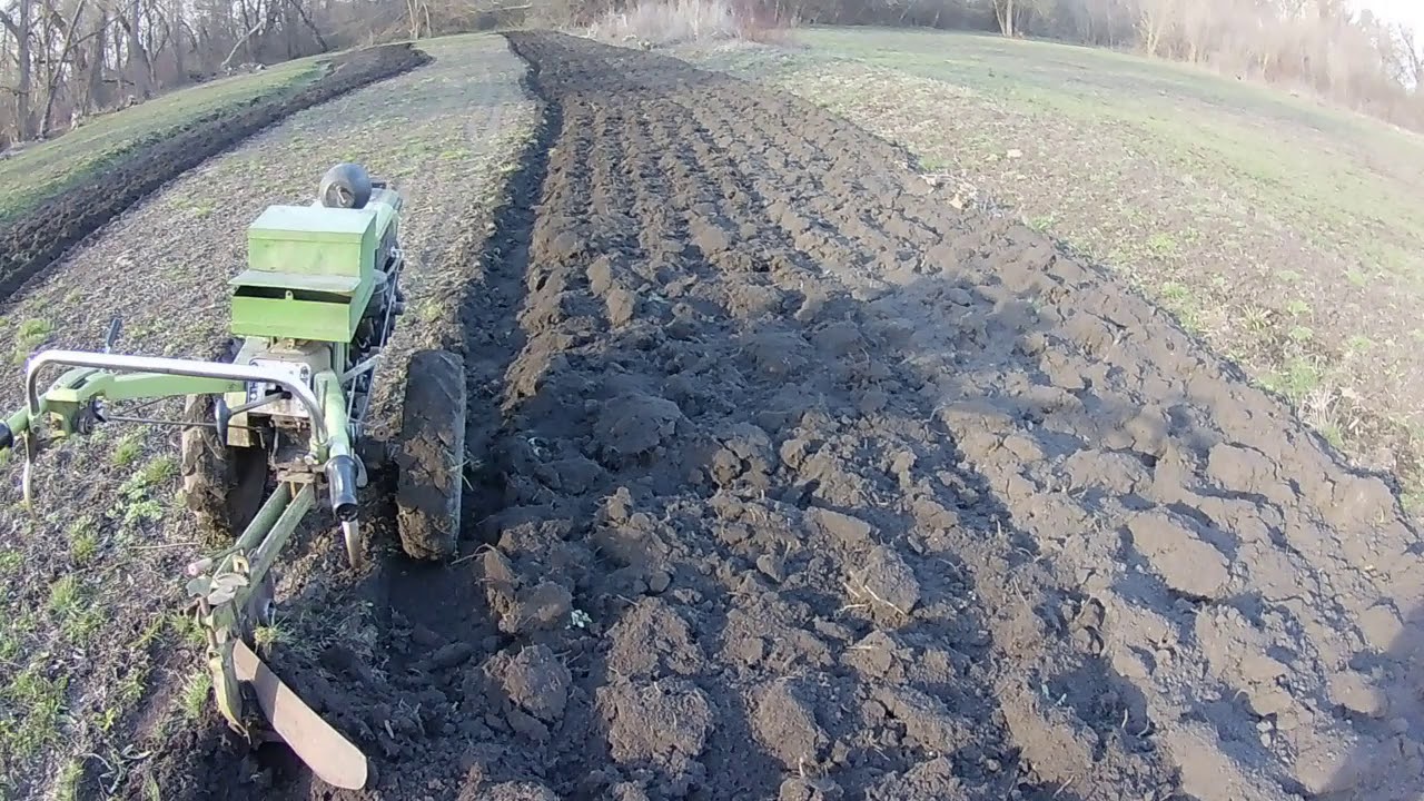 Весняна оранка мотоблоком