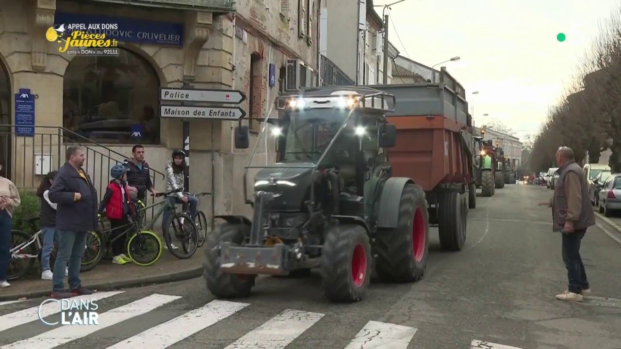 Au cœur des bonnets jaunes, le mouvement radical des agriculteurs - Reportage #cdanslair 26.01.2024