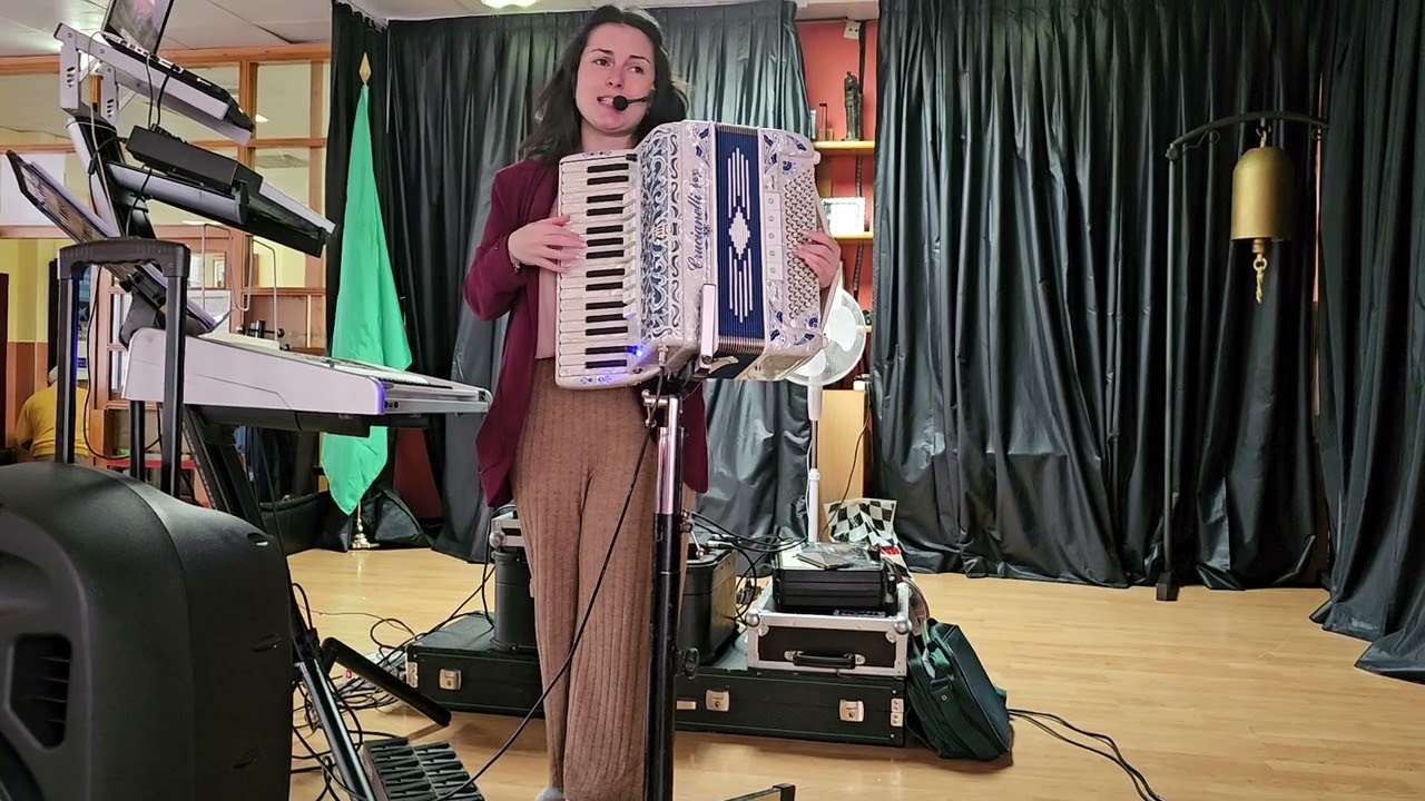 SANDRA Y SU ACORDEON DE FOLIXA EN CANGAS