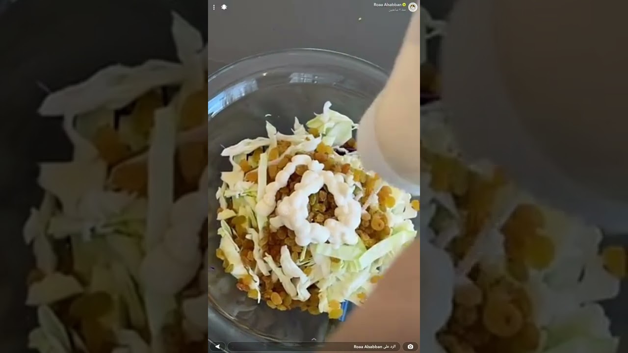 رؤى الصبان تستعرض مطبخها ومهارتها في إعداد سلطة الملفوف بالزبيب