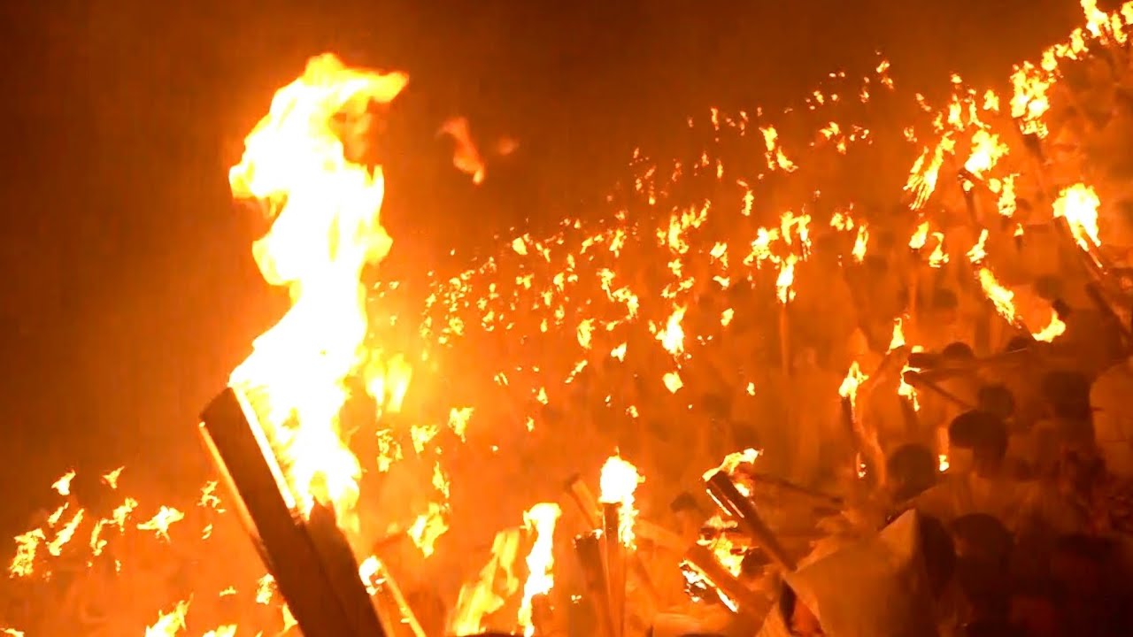 お燈祭 松明の火が闇の中を滝のような勢いで下っていく 神倉神社 和歌山県新宮市