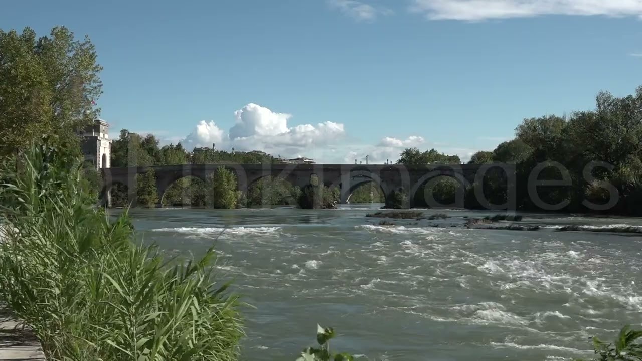 Roma, Ponte Milvio e fiume Tevere con cielo blu 3
