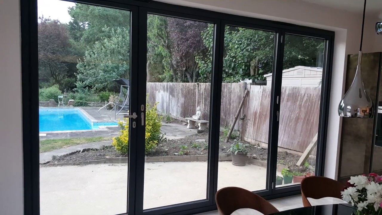 Складные раздвижные двери Schuco ASS 70 FD Fold Door. Демонстрация двери с наружным типом открывания
