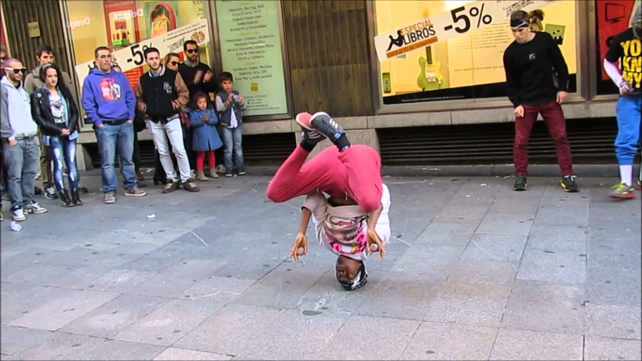 Espectáculo de Breakdance en la calle Preciados de Madrid