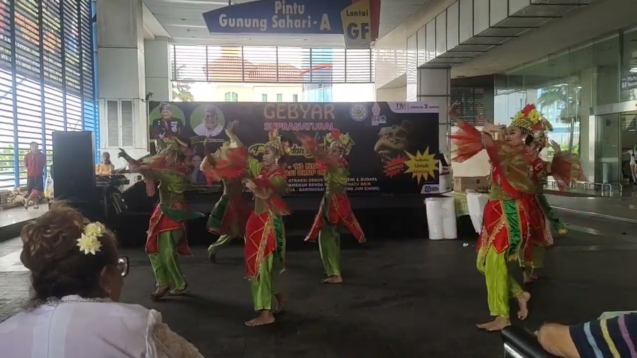 Tari Lenggang nyai dalam acara Gebyar Supranatural & Pengobatan Alternatif (FKPPAI) di mangga2square
