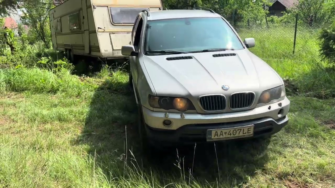 BMW X5 skoro ostalo visieť! Ťahanie karavanu v brutálnom teréne – VLOG 2