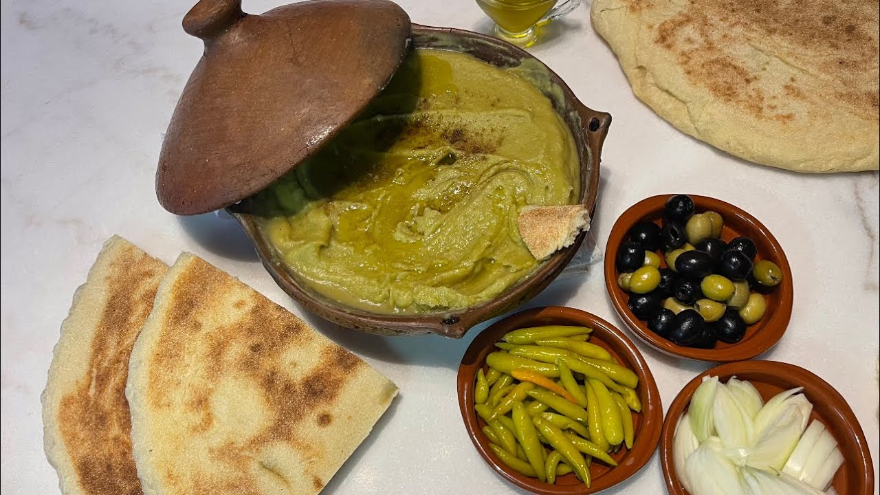 Bissara/ tamarakt/ erwtensoep met vers marokkaanse brood/ tachnift uit de pan.