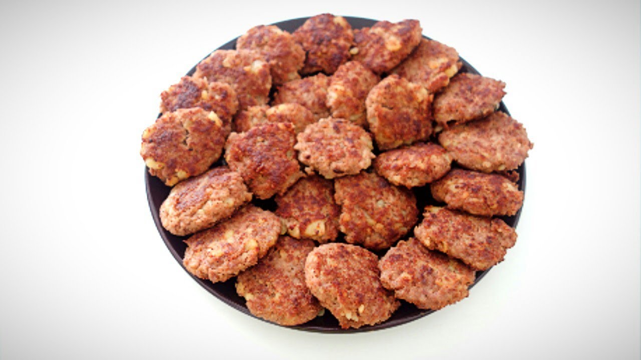 Qofte me patate dhe mish te grire, receta suedeze per qofte te buta,e gjithe familja do t'i pelqeje