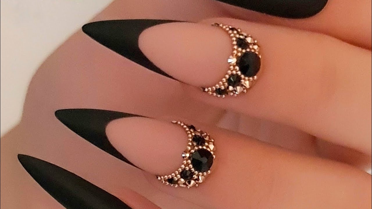 How to place Swarovski Crystals on a nail by @AlinaHoyoNailArtist