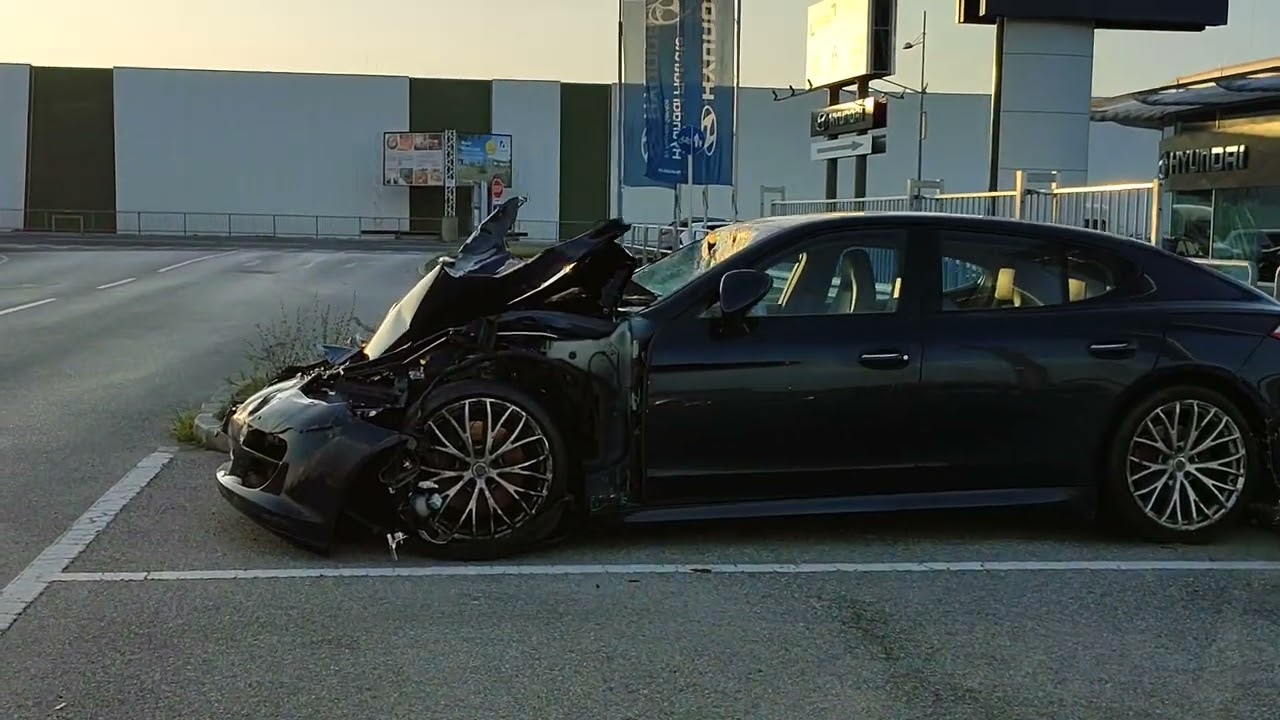 Fataler Unfall mit Folgen Auto kaputt Totalschaden bei Luxus Limousine Porsche Panamera Crash Wagen