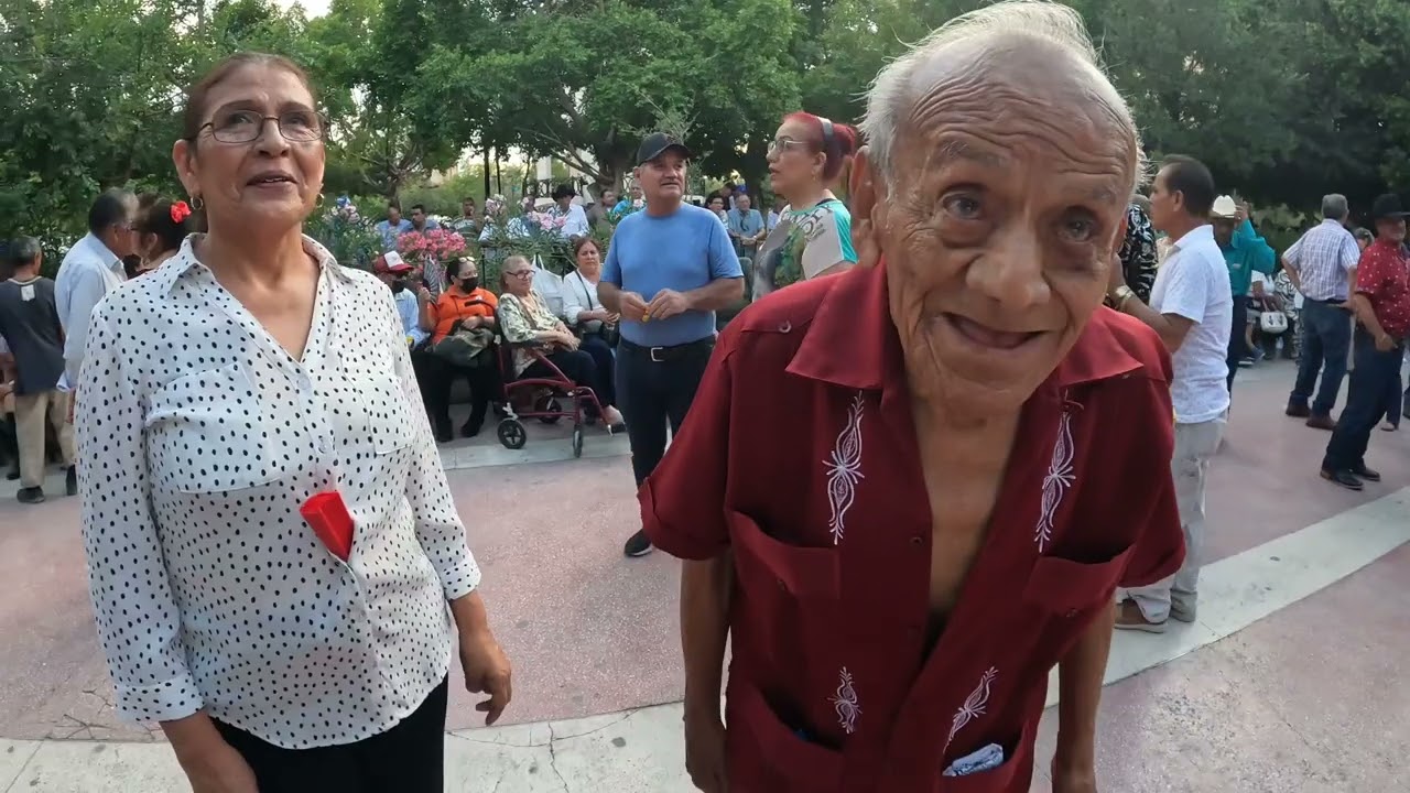 Duelo de baile en la Plaza de Armas de Torreón