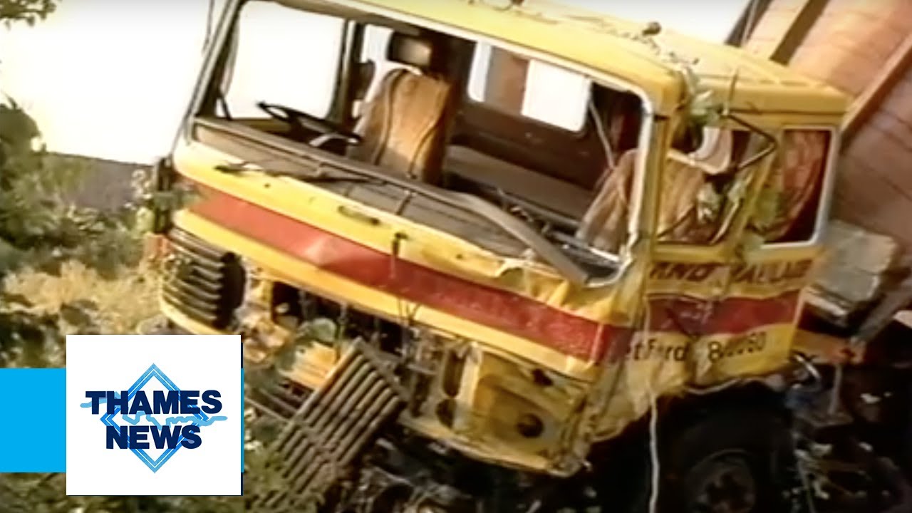 Getaway Van high speed Crash with Lorry | Thames News