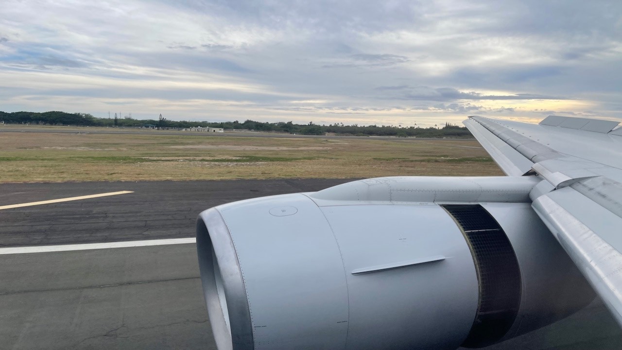 American Airlines Boeing 777-200ER Descent and Landing in Honolulu