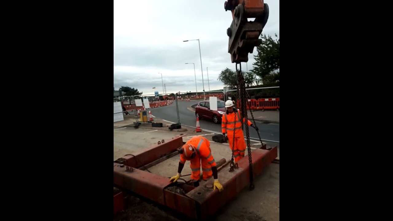 Street Works: Digging a Shaft with the 14t Hitachi