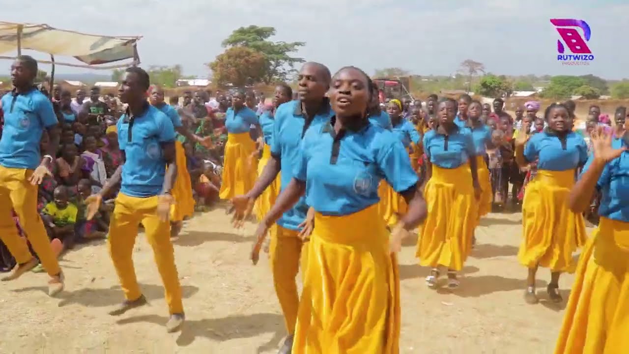 Kwaya iliyo cheza vizuri siku ya Uzinduzi wa Albamu-Kitanga-Kasulu (Officaial video)