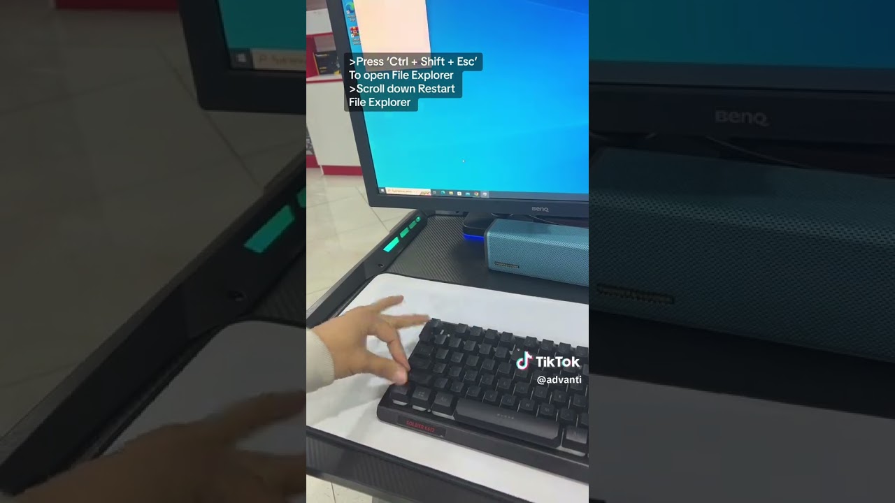 Hide the Taskbar on Windows 11 with this simple trick! 👋😎