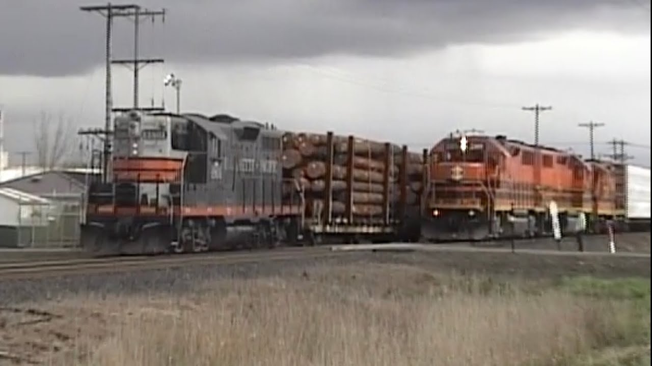 2007 P&W Daylight Train Meets on the Oregon Electric