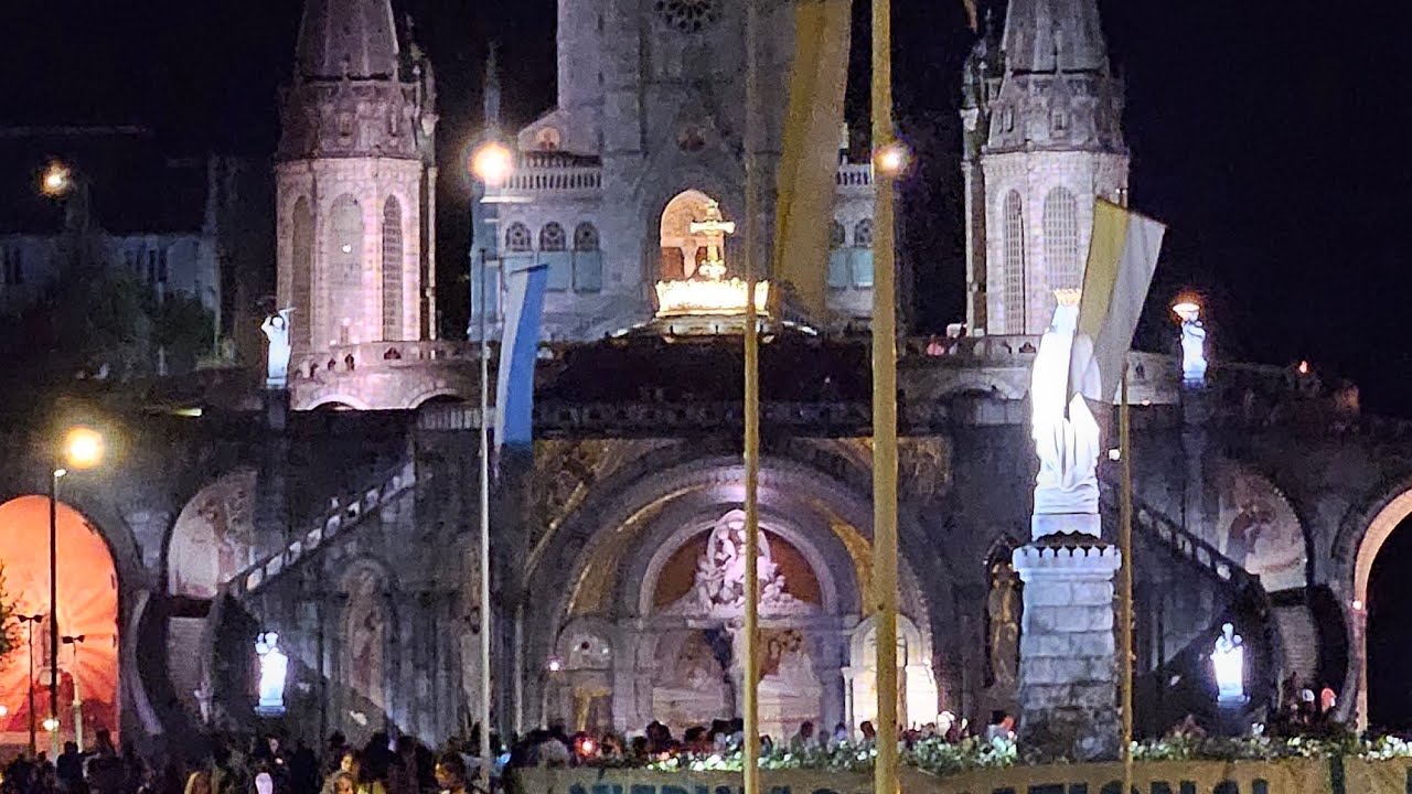 LOURDES, MESSE  DE LA F&Ecirc;TE  MARIALE &Agrave; LA BASILIQUE  SOUTERRAINE/ THANH DUONG HAM CHUA  2500 NGUOI