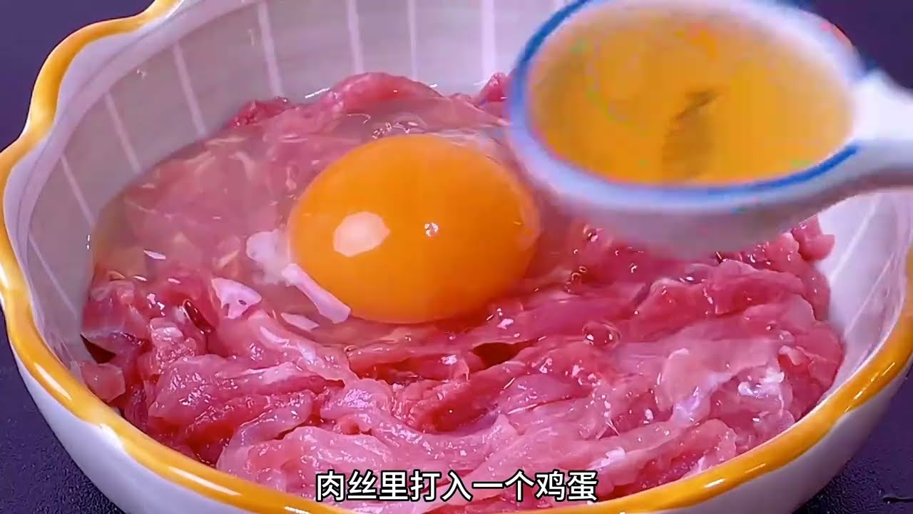 把苹果放进滚烫油锅中，出锅瞬间变成美食，吃一次就忘不了，真香