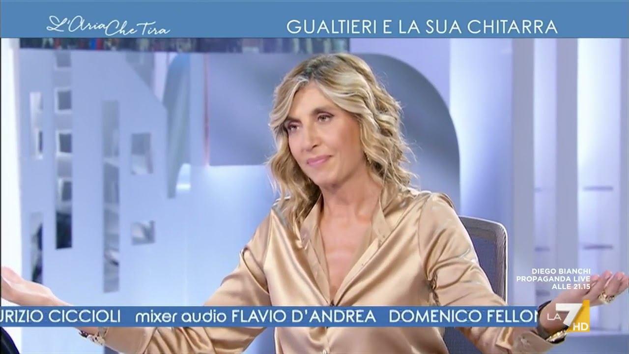 Roberto Gualtieri accenna alla chitarra 