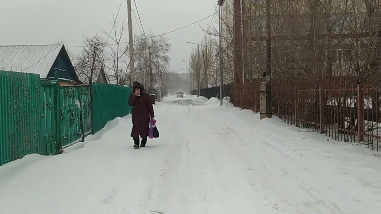 Буран в Караганде 12-го Января 2026 года - ветер задувает и завывает на ул. Коммунистическая