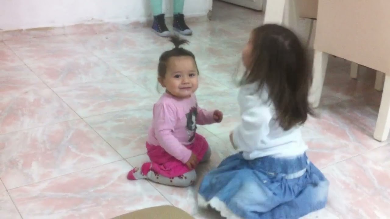 Emily y Ailyn jugando