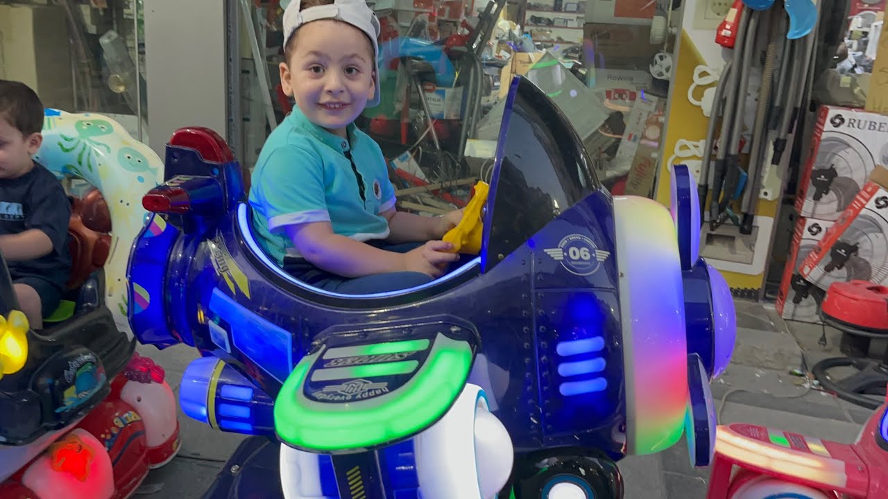 Talha verwendet einen Token-Hubschrauber / farbige B&auml;lle / Batterieautos