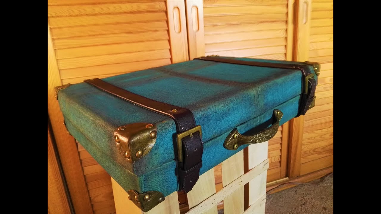 VINTAGE SUITCASE WITH RECYCLED MATERIAL/ MALETA VINTAGE CON MATERIAL RECICLADO