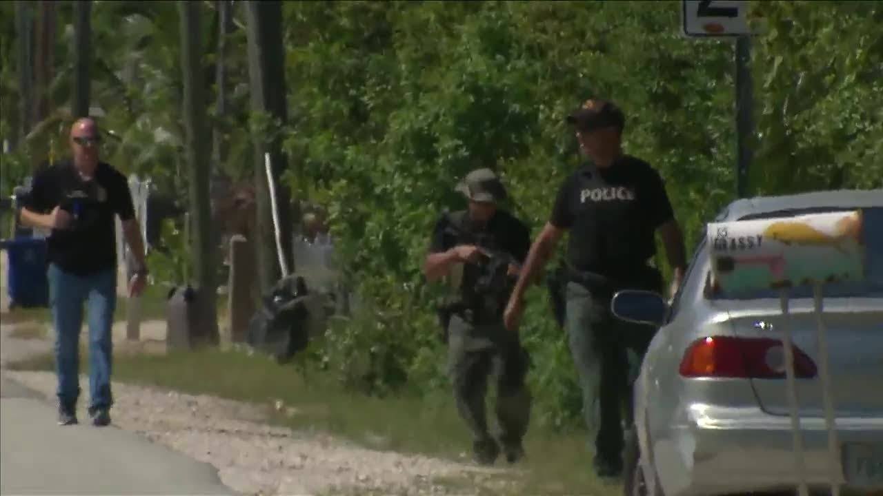 Federal agents search for drug smugglers in Key Largo
