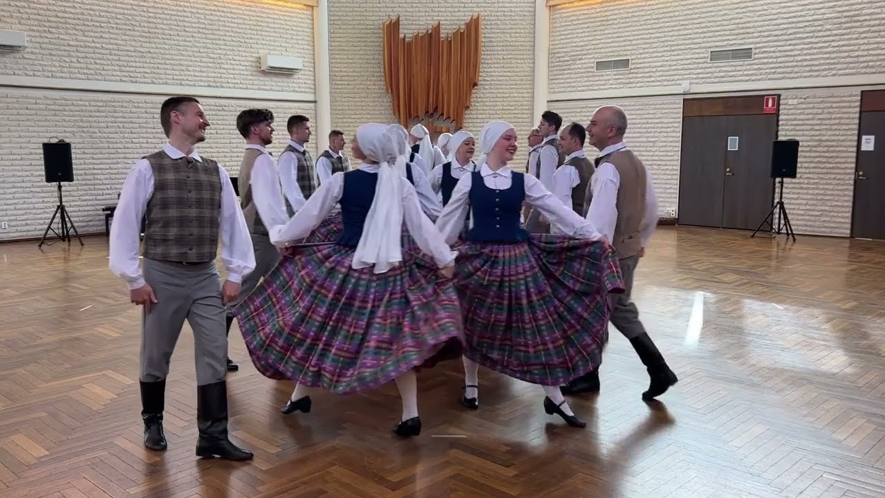 LĪDERIE&Scaron;U TŪŖU KADRIĻA - deju kopa 