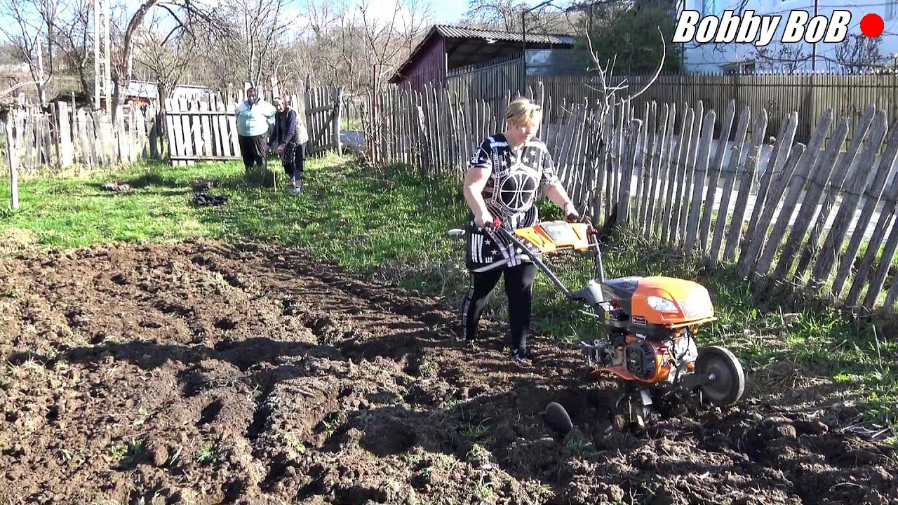 Ramona sapa gradina la bunica cu motocultor-ul O'Mac MC700