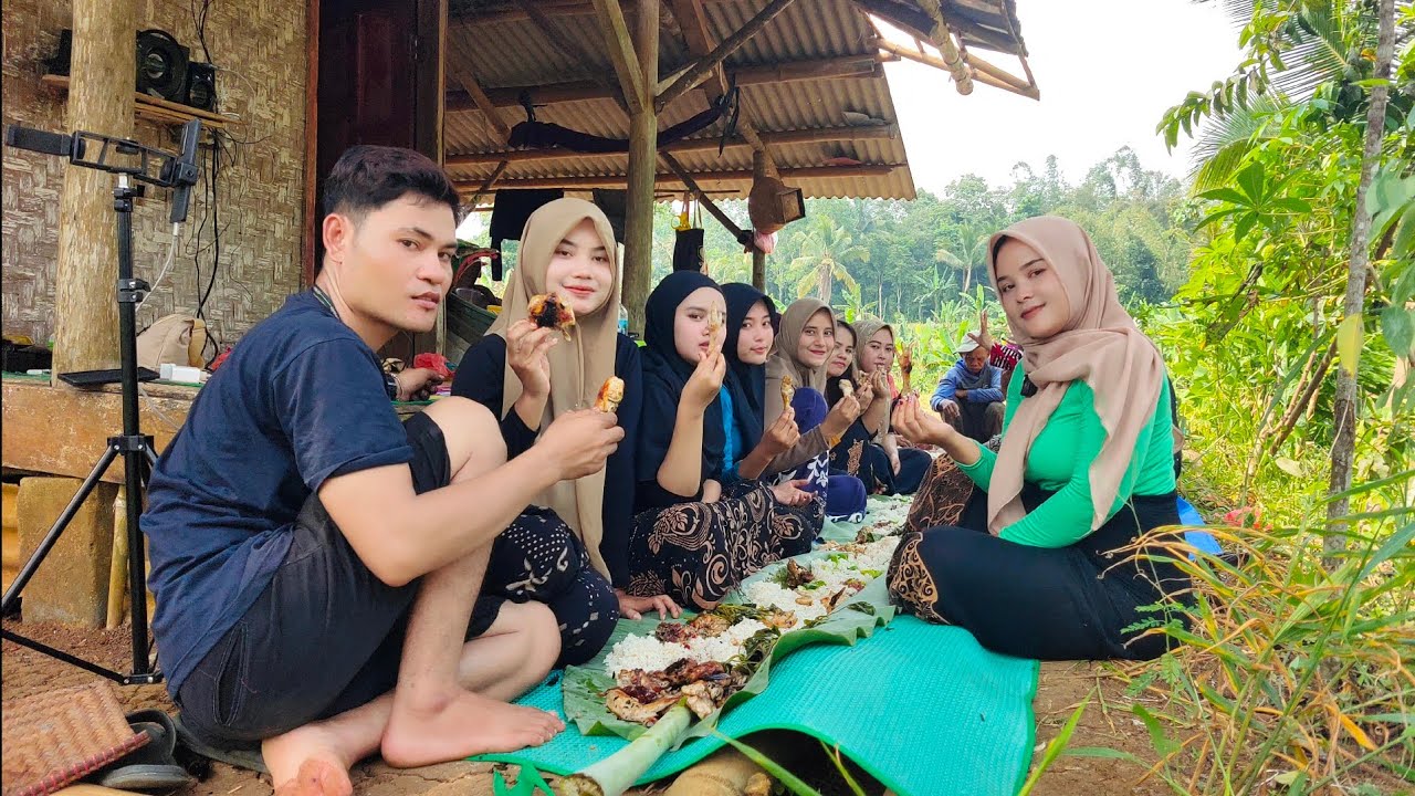 WOOW...SEENAK INI BOTRAM BARENG PARA GADIS DAN JANDA DESA DI SAUNG SAWAH HABIS PANEN PADI