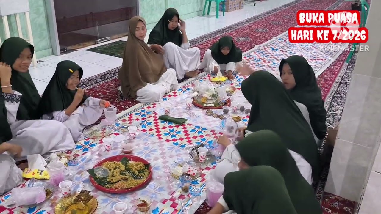 KEGEMBIRAAN ANAK YATIM Panti Asuhan Mahabatul Ummi, Makan Bareng Sultan Iskandar Mahmud Badaruddin