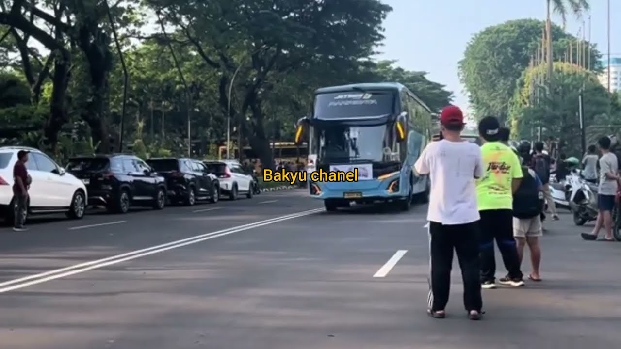 Pawai ratusan bus telolet membasuri jalan