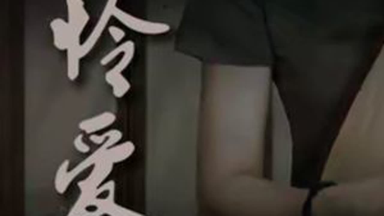 这首《怜爱》是多少意难平的BGM。她是“仙子何必早早归来”，是“你以为愤怒就可以改变你和英台的命运？要怪就怪你们生错了时代。”是“龙涎香混着衰老的气息漫过来”。她是林黛玉，是程蝶衣，是杨玉怀，是...