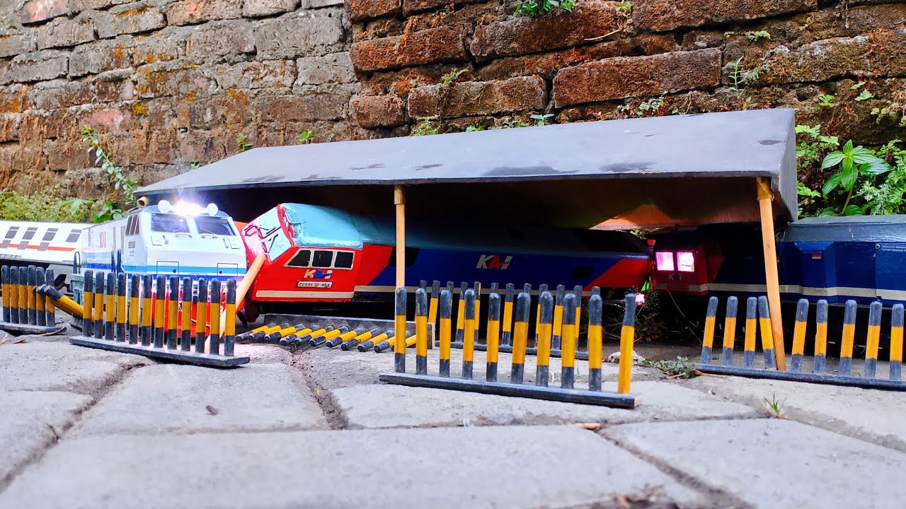 Miniatur Kereta Kayu : Tabrak Kereta di stasiun??!?!??..