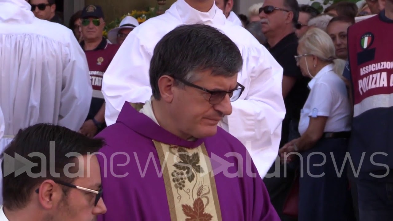 Nadia Toffa, l'applauso all'arrivo del feretro in Duomo