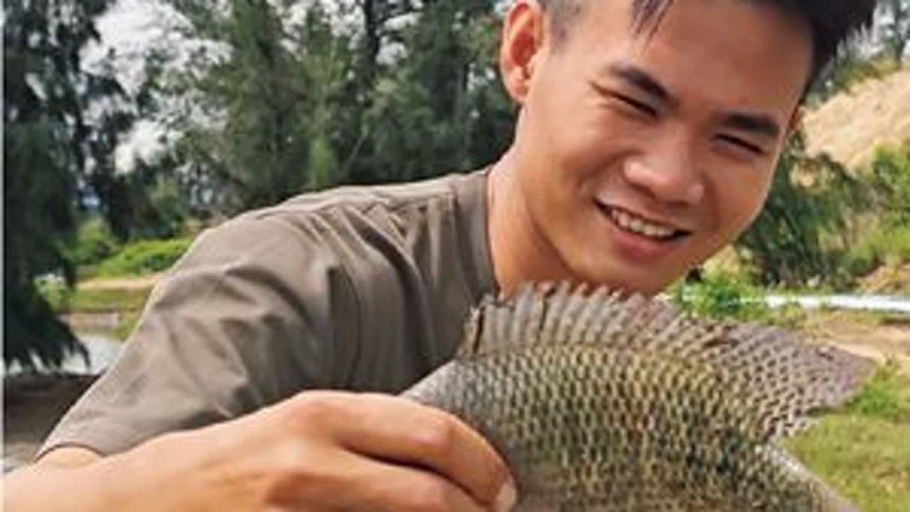 今天小姑丈带我去了他的秘密基地抓海罗非！抛开鱼获不说，这地是真“秘密”！#农村生活好安逸 #哈明玩海 #捕鱼 #抛网 #新农人计划2025