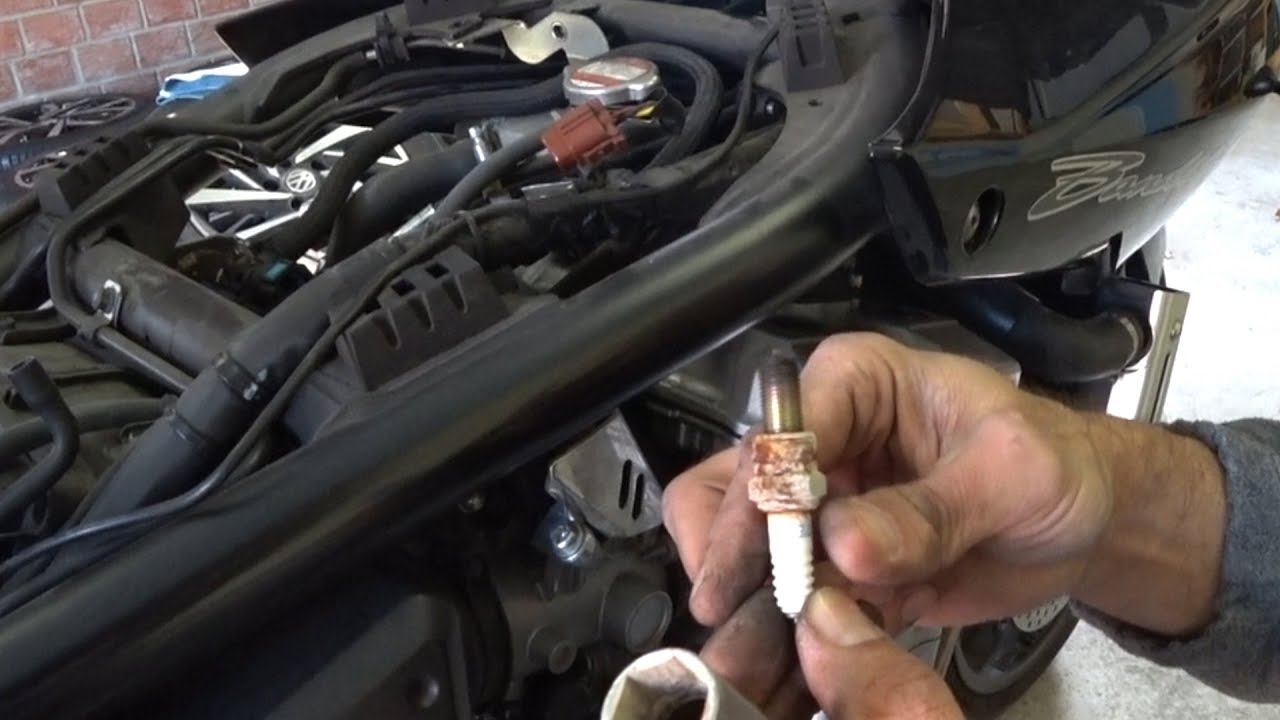 Как менять свечи Suzuki Bandit 1250. How  to change the Spark Plugs