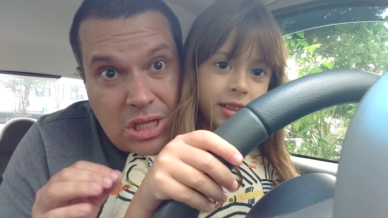 Pai maluco deixa filha de 5 anos dirigir o carro sozinha!!!!
