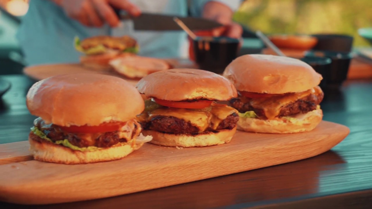 Nikolajs klassiske burger lavet på vores grill